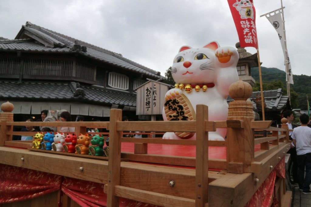 おかげ横丁にある招き猫