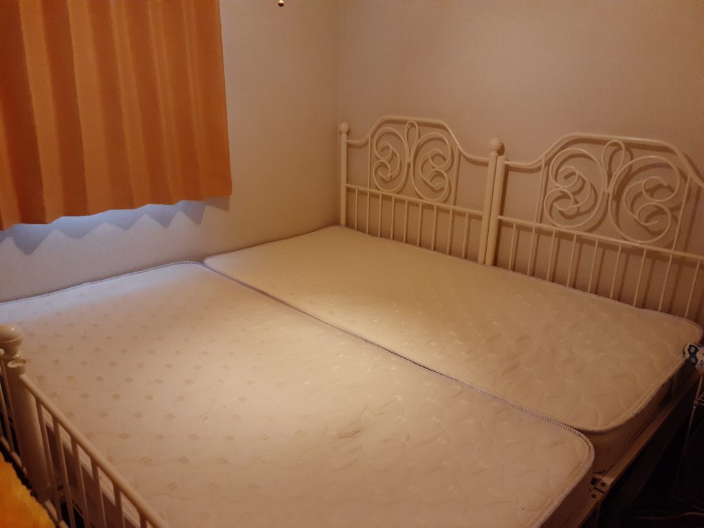 同棲生活を快適に】シングルベッドを2つ並べて、お得に大きい寝具をゲット | ペア恋